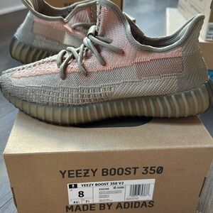 adidas Yeezy Boost 350 V2
Sand Taupe